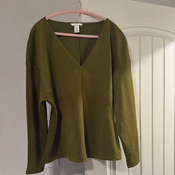 H&M Tops - H&M Olive Green V-Neck Long Sleeve Sweatshirt